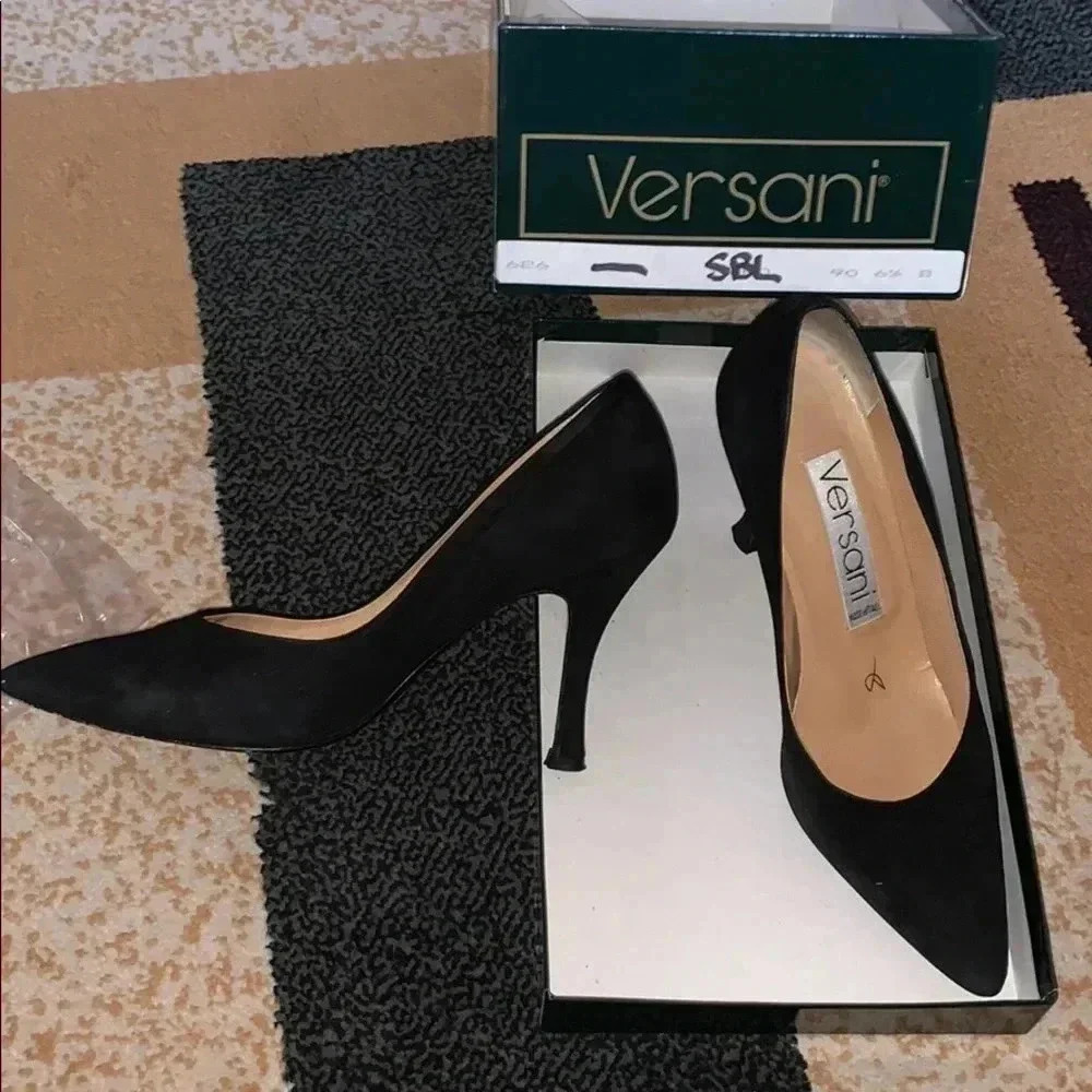 Beautiful suede evening pumps. Made in Italy